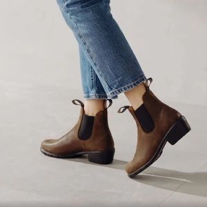 Blundstone heeled Chelsea boot in antique brown, size women’s 7.5
